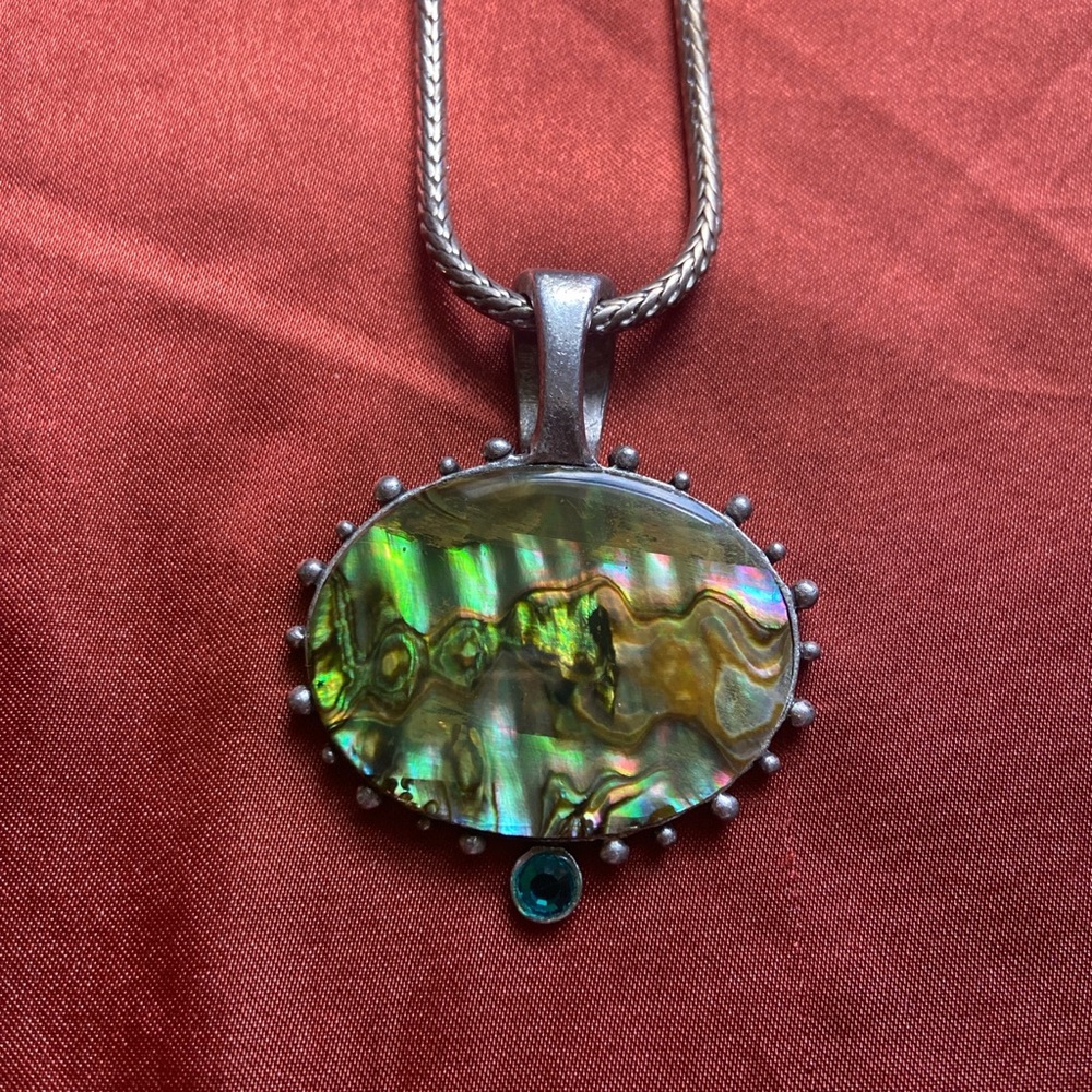 Beautiful and unique pendant with chain